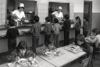 Slzy u zbytků, traumata z plíček a učitelky jako drábové. Školní stravování za socialismu má ale i své zastánce